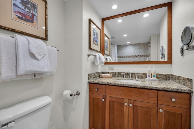 full bath with toilet, recessed lighting, curtained shower, and vanity