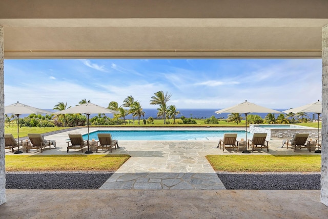 500 Kai Huki Cir Unit B, Haiku, HI 96708 - swimming pool featuring a patio and a yard
