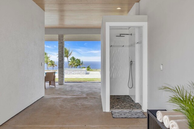 500 Kai Huki Cir Unit B, Haiku, HI 96708 - foyer with concrete flooring, a water view, and recessed lighting