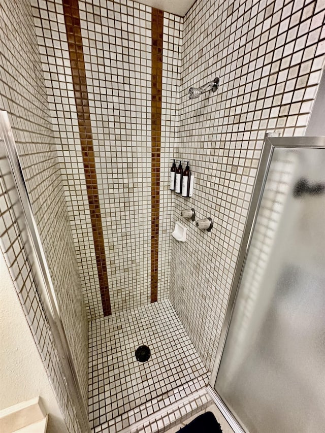 bathroom featuring a tile shower