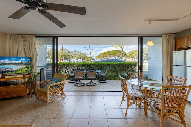 sunroom with ceiling fan