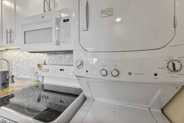 2385 S Kihei Rd Unit 306, Kihei, HI 96753 - laundry room featuring estacked washer and dryer