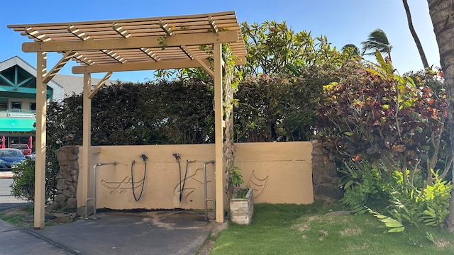 2385 S Kihei Rd Unit 306, Kihei, HI 96753 - view of yard featuring a pergola