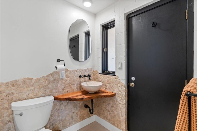 bathroom featuring sink and toilet