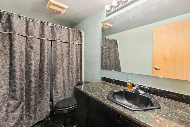 full bathroom with a shower with shower curtain, visible vents, toilet, and vanity