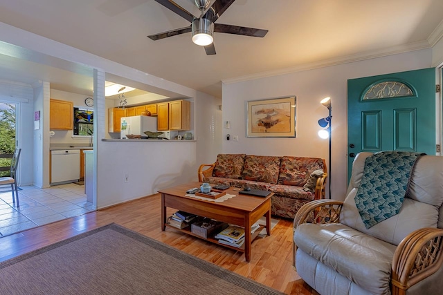 living room featuring crown molding, light hardwood / wood-style flooring, and ceiling fan