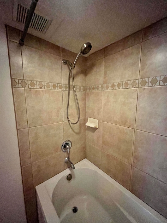 bathroom featuring tiled shower / bath