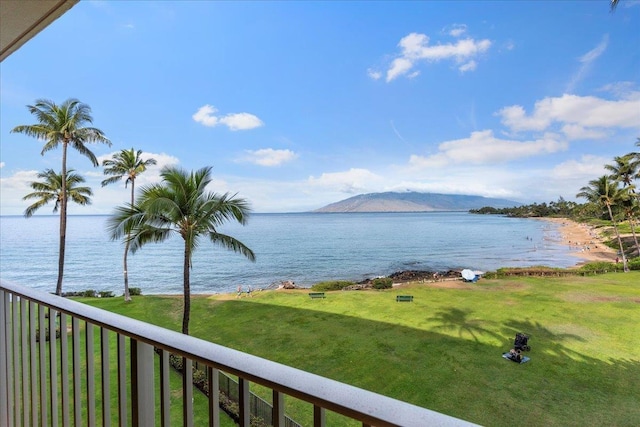 water view with a mountain view