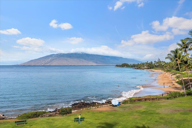 water view featuring a mountain view