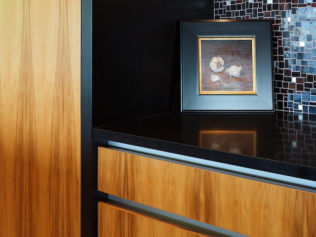 room details featuring decorative backsplash