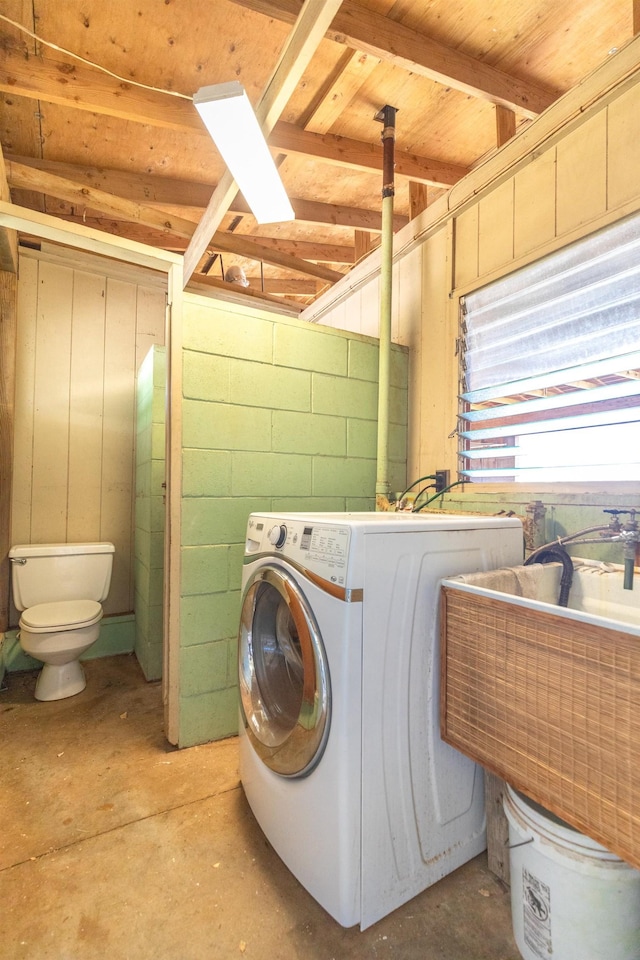 laundry room featuring washer / dryer