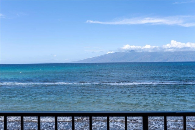 water view with a mountain view