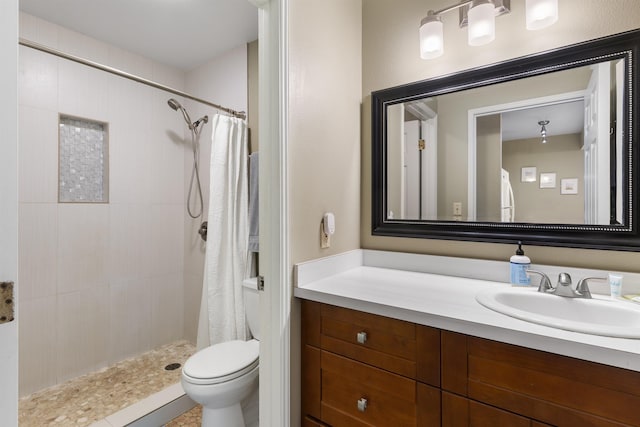 bathroom featuring a shower with shower curtain, vanity, and toilet