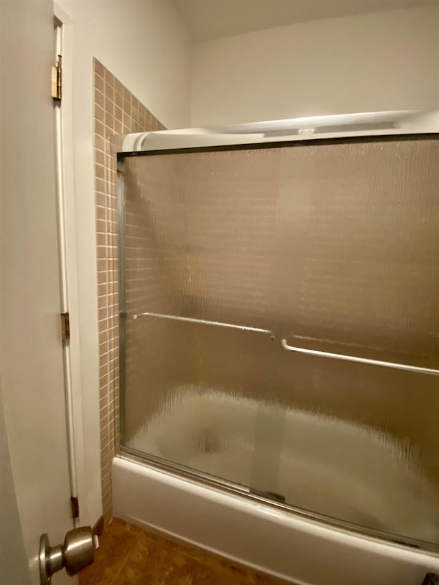 bathroom with enclosed tub / shower combo