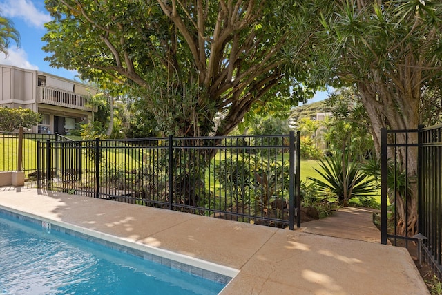 view of swimming pool featuring a lawn