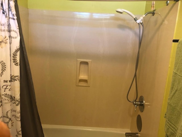 255 Kepuhi Pl Unit 13B04, Maunaloa, HI 96770 - room details featuring shower / tub combo with curtain