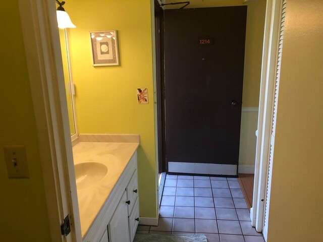 255 Kepuhi Pl Unit 13B04, Maunaloa, HI 96770 - bathroom with baseboards, tile patterned floors, and vanity