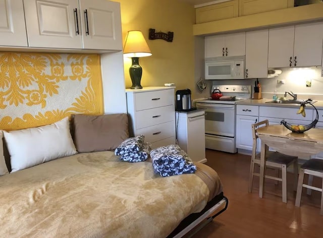 255 Kepuhi Pl Unit 13B04, Maunaloa, HI 96770 - kitchen with a sink, dark wood-style flooring, white cabinets, and white appliances