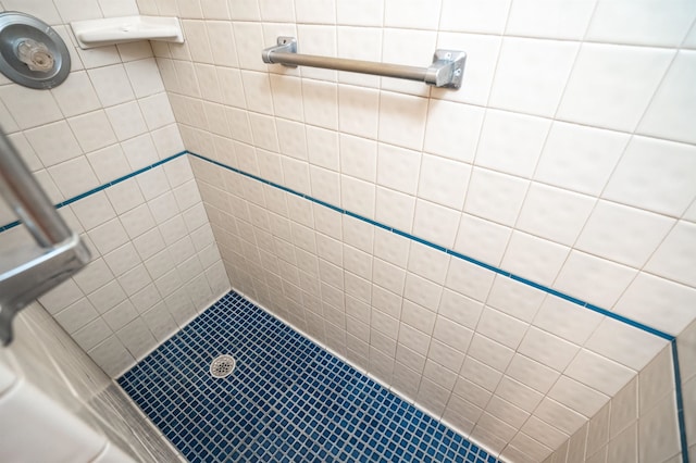 bathroom featuring tiled shower