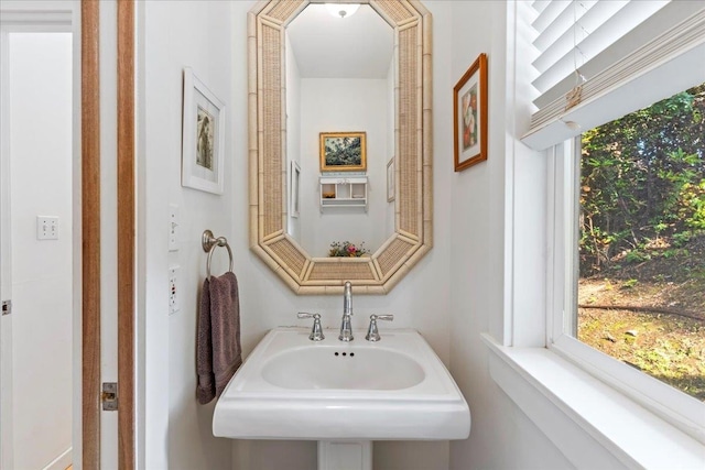 bathroom featuring sink