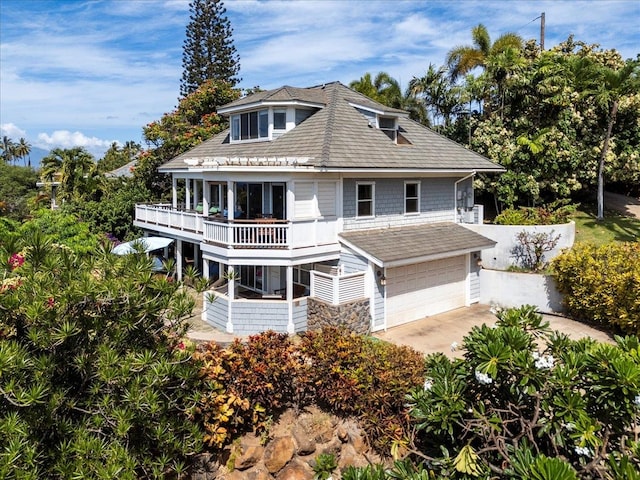 view of front of house featuring a garage