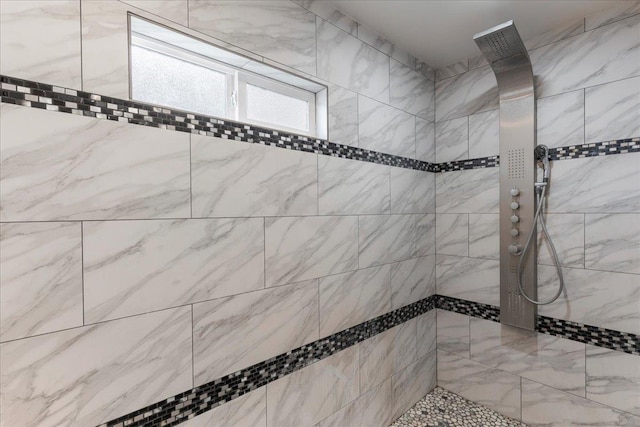 bathroom featuring tiled shower