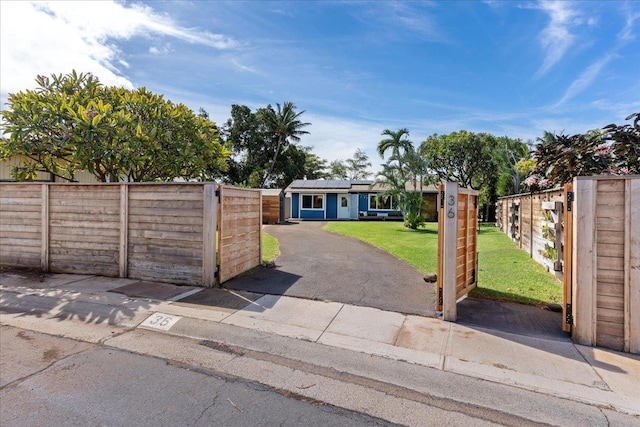 view of front facade featuring a front yard