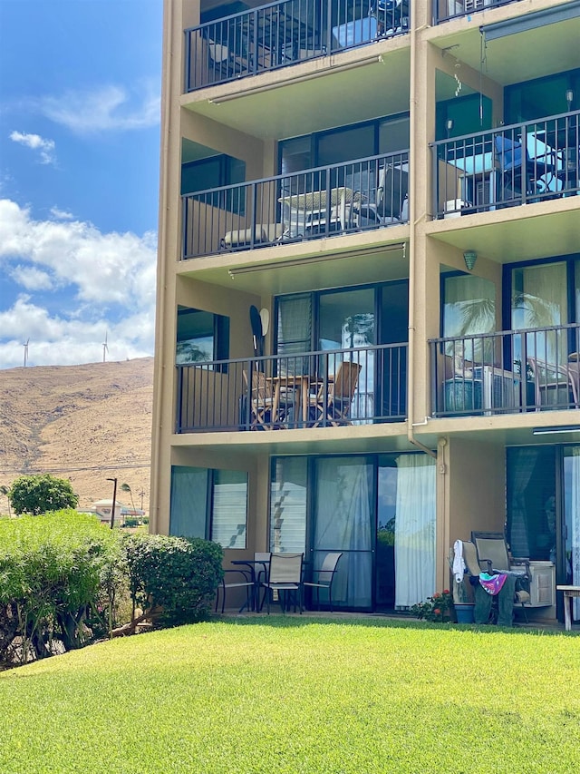 190 Hauoli St Unit 220, Wailuku, HI 96793 - back of house with a lawn and stucco siding