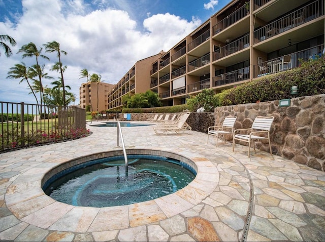 190 Hauoli St Unit 220, Wailuku, HI 96793 - community pool with a hot tub, fence, and a patio area