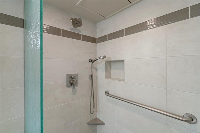 2661 Kekaa Dr Unit L-202, Lahaina, HI 96761 - bathroom featuring a tile shower
