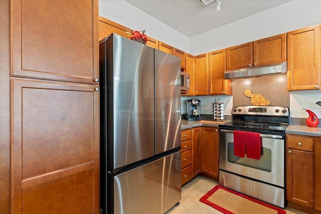 kitchen featuring backsplash and appliances with stainless steel finishes