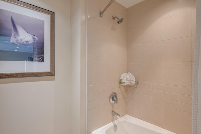 bathroom with tiled shower / bath