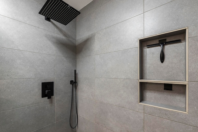 room details featuring tiled shower