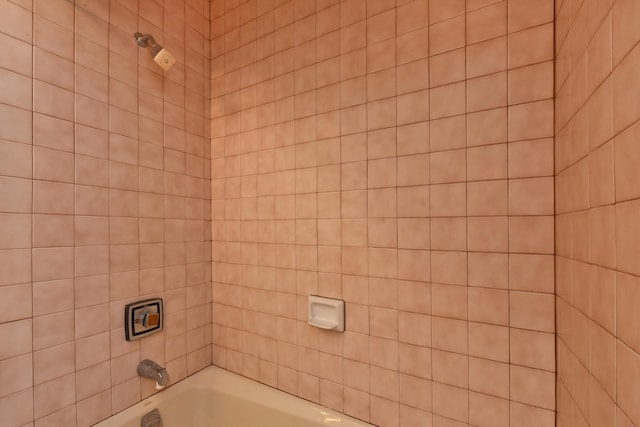 bathroom featuring tiled shower / bath combo