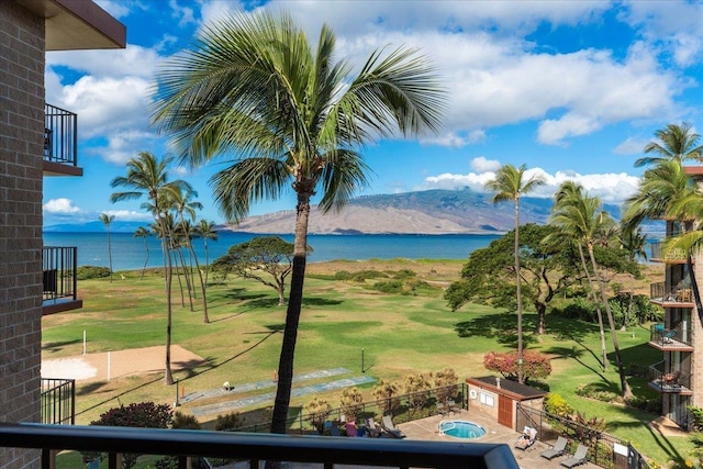 water view with a mountain view