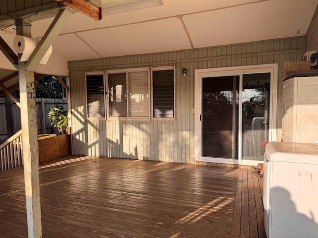 deck with washer / clothes dryer