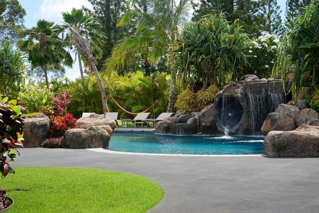 view of swimming pool