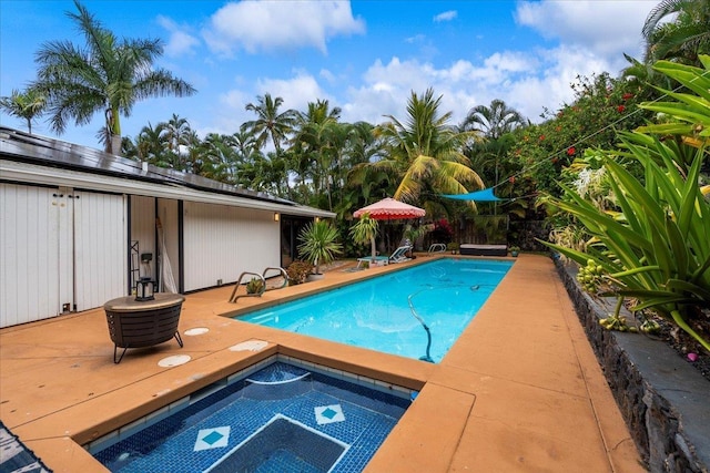 swimming pool featuring an outdoor hot tub