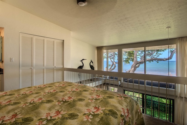 2230 S Kihei Rd Unit 9, Kihei, HI 96753 - bedroom featuring a closet and a textured ceiling