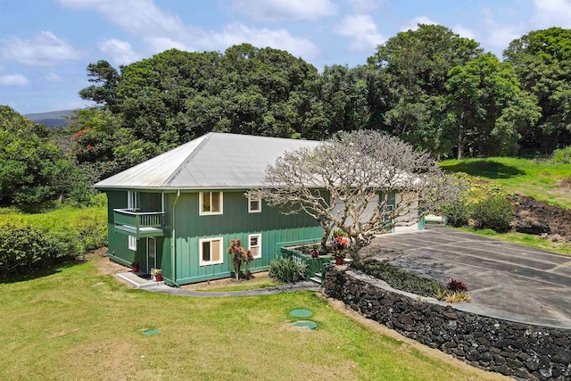 view of front of house featuring a front lawn