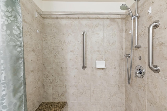 bathroom featuring a tile shower