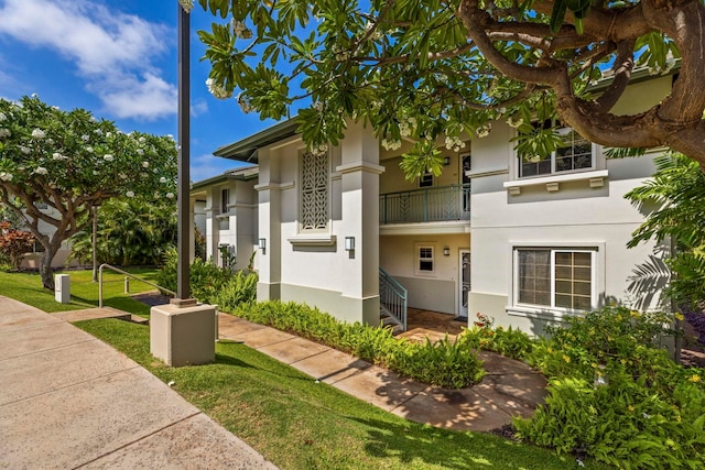 view of front facade with a front lawn