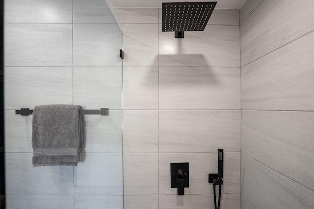 bathroom featuring tiled shower