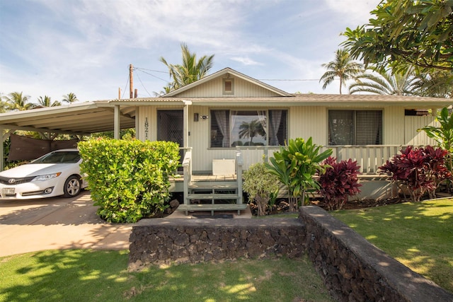 view of front of house featuring a carport and a front lawn
