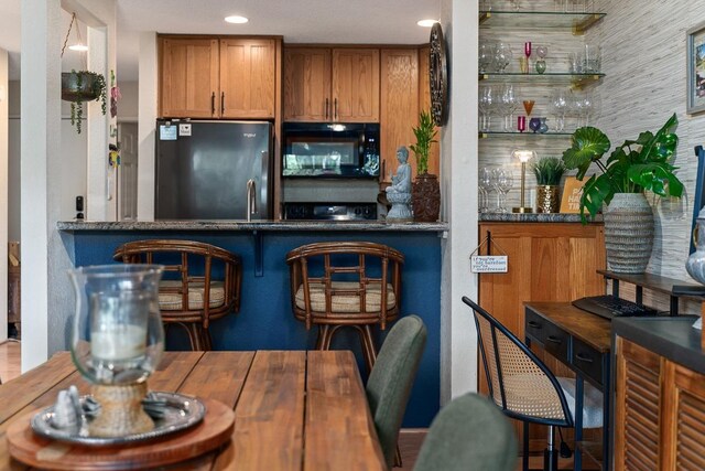 1299 Uluniu Rd Unit 103E, Kihei, HI 96753 - indoor bar featuring black appliances and recessed lighting