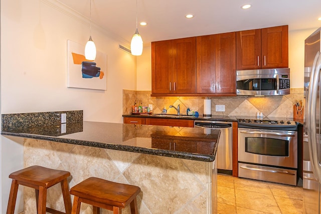 kitchen with a kitchen breakfast bar, sink, ornamental molding, kitchen peninsula, and stainless steel appliances