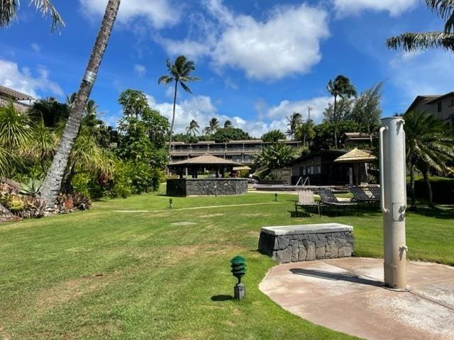 view of property's community featuring a lawn