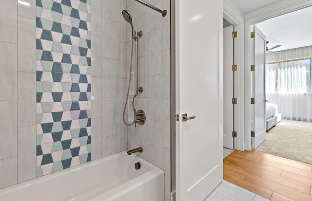 bathroom with tiled shower / bath and ceiling fan