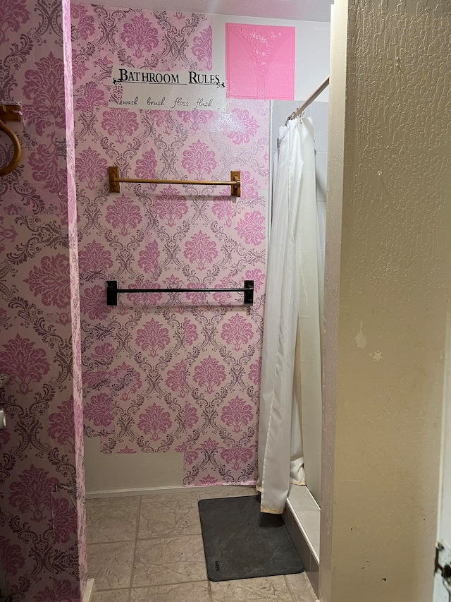 bathroom featuring a shower with shower curtain