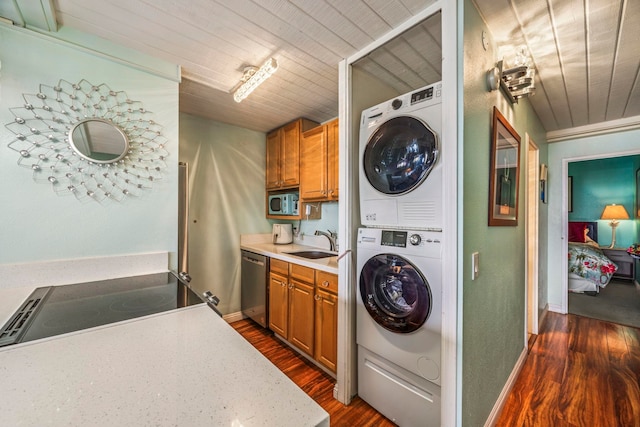 washroom with dark hardwood / wood-style flooring, wood ceiling, sink, and stacked washer and clothes dryer